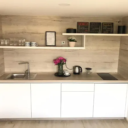 Soukromý S Kuchyní A Koupelnou V řadovce